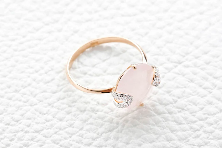 Кольцо из красного золота с кварцем и 6 фианитами