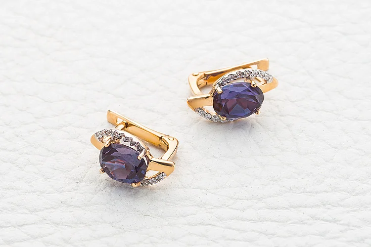 Серьги из красного золота с 2 александритами и 28 фианитами