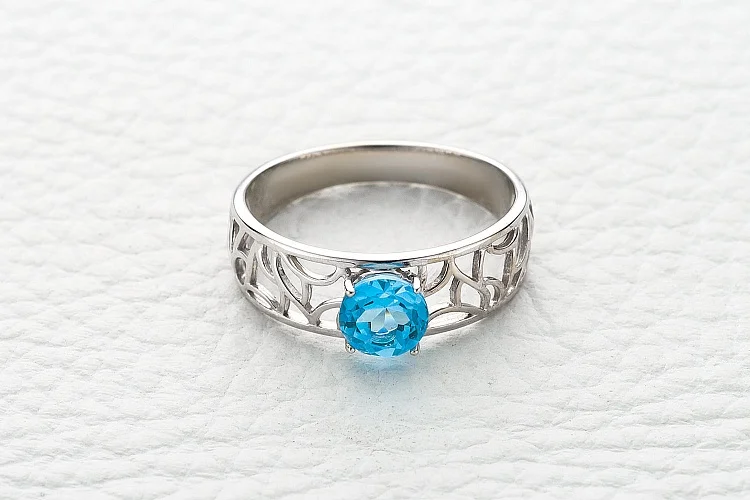 Кольцо из белого золота с топазом swiss