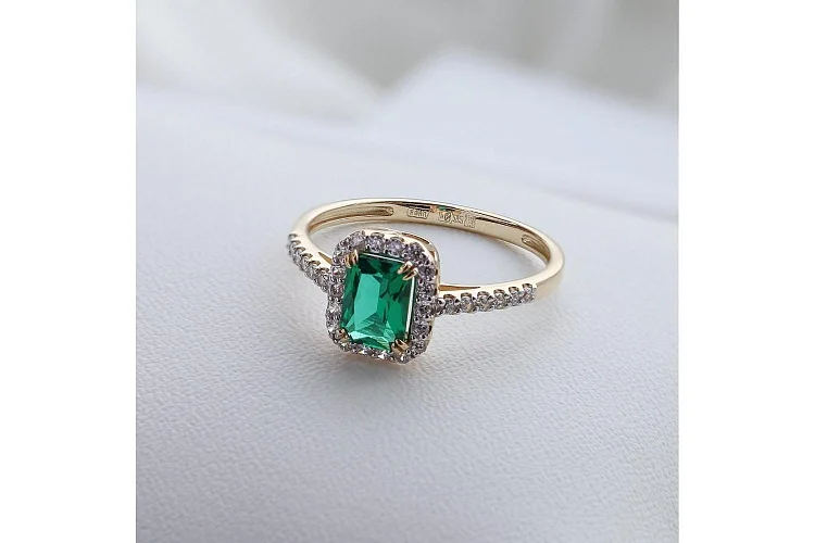 Кольцо из красного золота с изумрудом и 30 фианитами