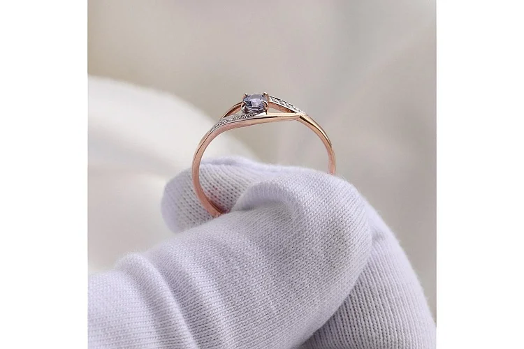 Кольцо из красного золота с танзанитом и 8 фианитами