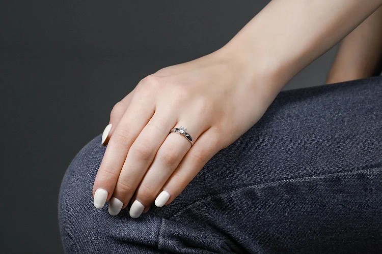 Кольцо из белого золота с кристаллом swarovski