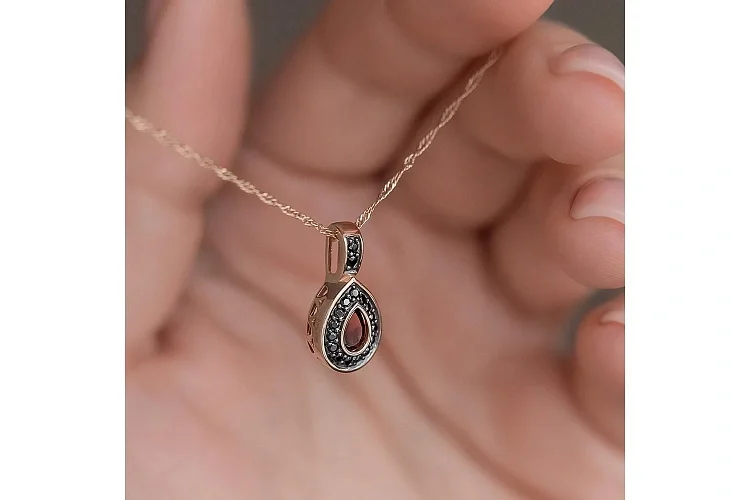 Подвеска из красного золота с гранатом и 17 фианитами