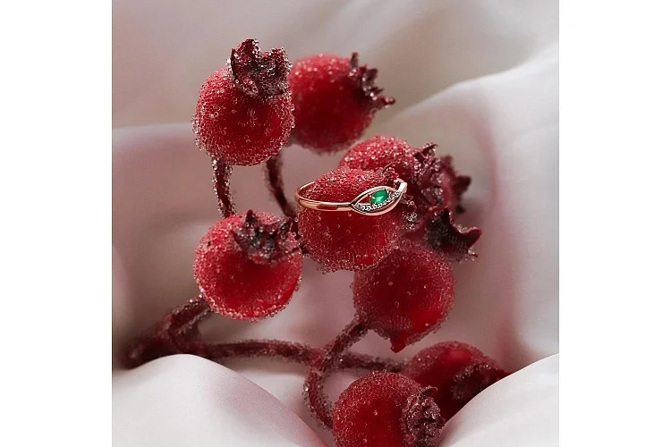 Кольцо из красного золота с изумрудом и 8 бриллиантами