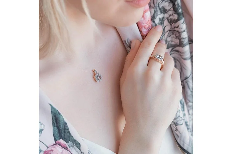 Кольцо из красного золота с топазом sky и 24 фианитами