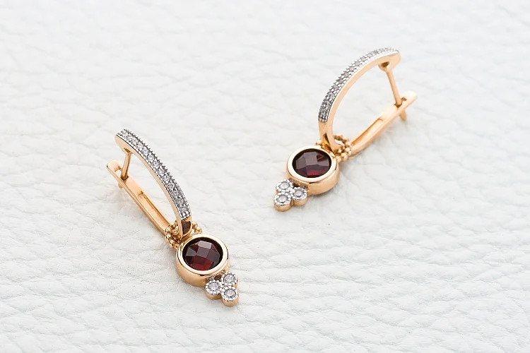 Серьги-трансформеры из красного золота с 2 гранатами и 32 фианитами