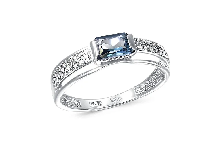 Кольцо из белого золота с топазом лондон и 32 фианитами
