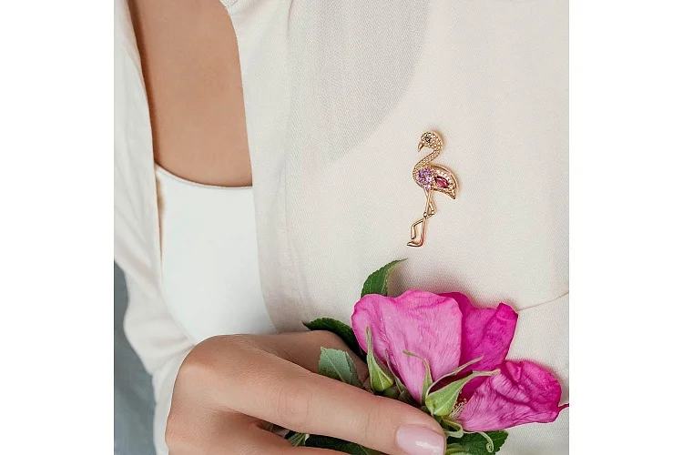 Брошь Фламинго из красного золота с родолитами, фианитами и аметистами