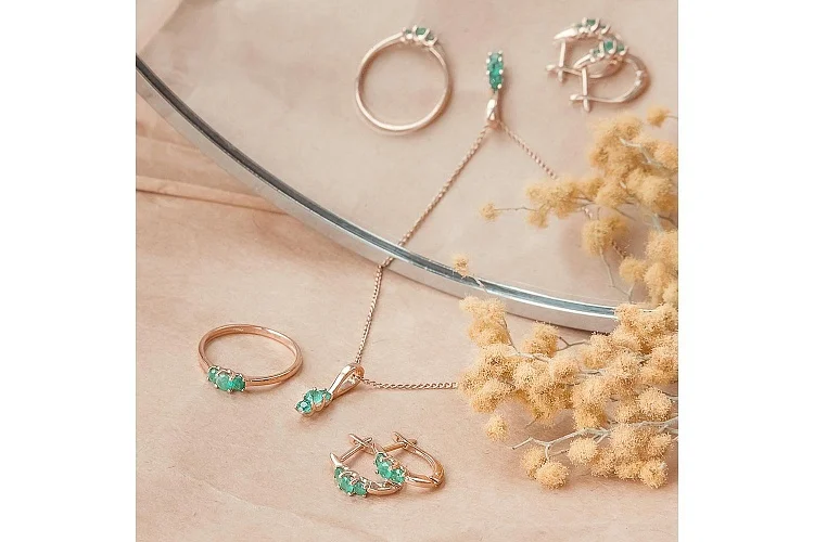 Серьги из красного золота с 6 изумрудами