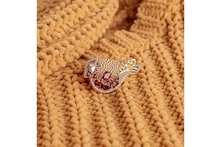 Брошь Снегирь из красного золота с 24 гранатами и 7 фианитами