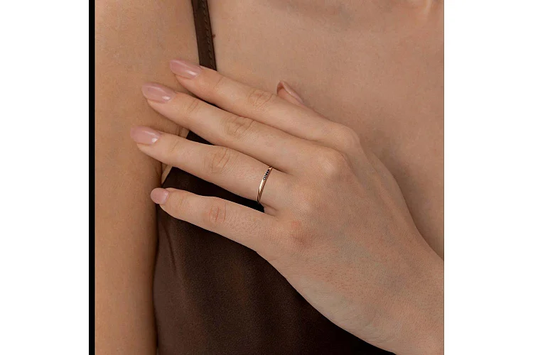 Кольцо из красного золота с 5 фианитами