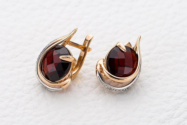 Серьги из красного золота с 2 гранатами и 6 фианитами