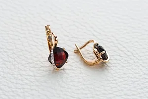 Серьги из красного золота с 2 гранатами и 10 фианитами