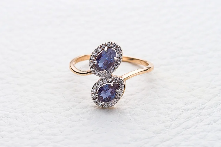 Кольцо из красного золота с 2 александритами и 32 фианитами