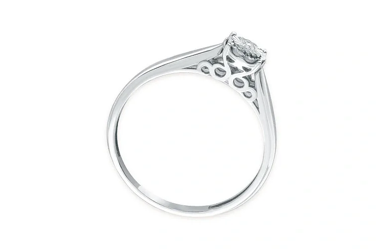 Кольцо из белого золота с бриллиантом