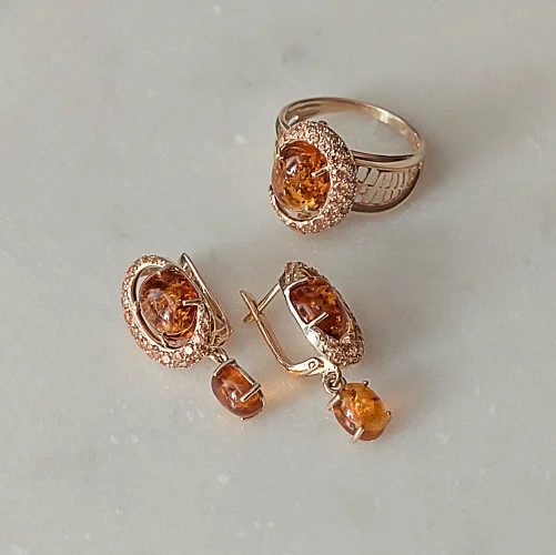 Кольцо из жёлтого золота с янтарём и 37 фианитами