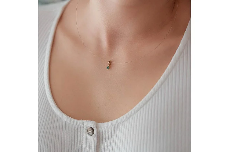 Подвеска из красного золота с изумрудом