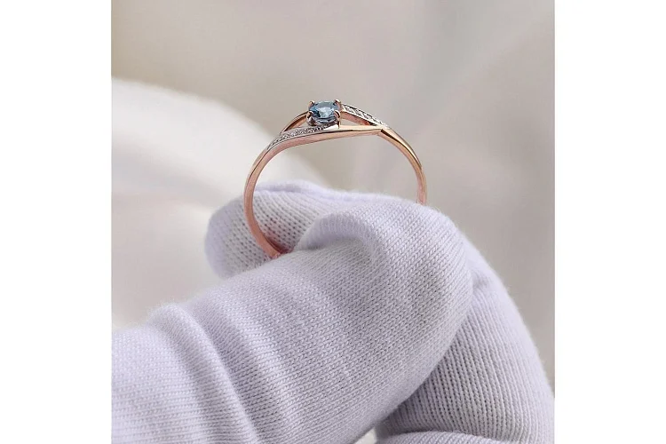 Кольцо из красного золота с топазом swiss и 8 фианитами