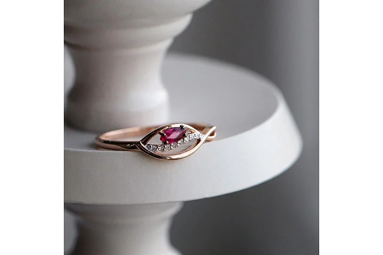 Кольцо из красного золота с рубином и 8 бриллиантами