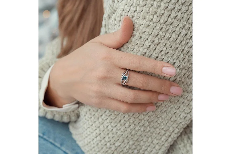 Кольцо из белого золота с топазом лондон и 42 фианитами