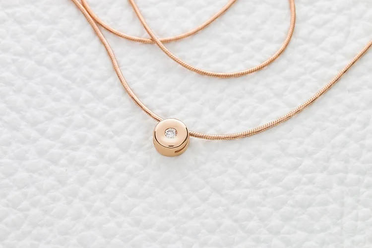 Колье из красного золота с бриллиантом