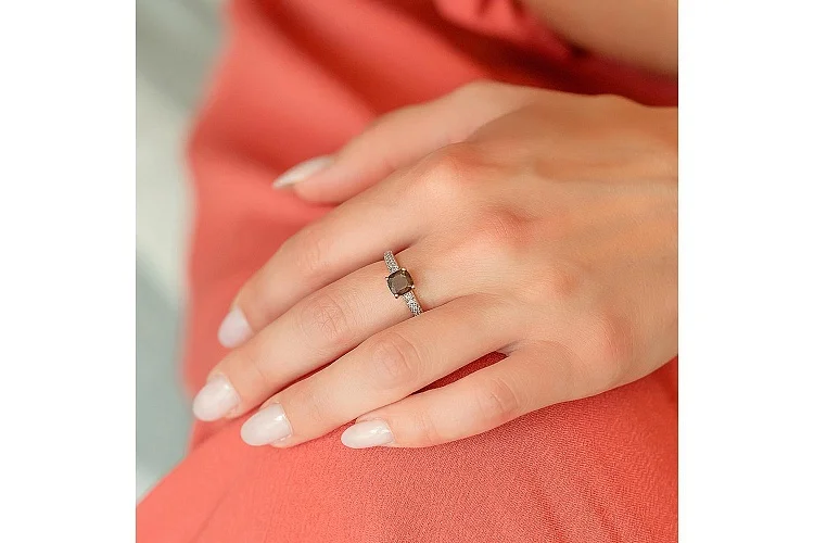 Кольцо из красного золота с раухтопазом и 50 фианитами