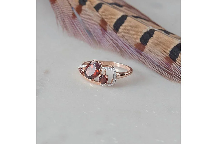 Кольцо из красного золота с 3 гранатами и 18 фианитами