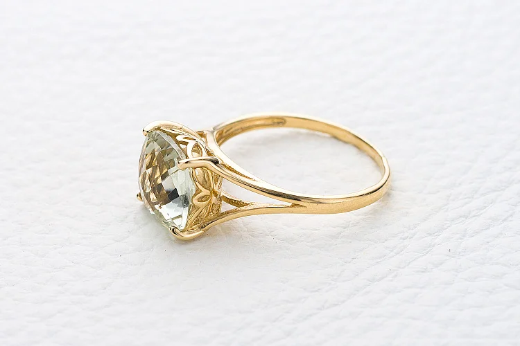 Кольцо из жёлтого золота с аметистом