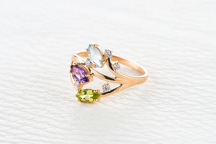 Кольцо из красного золота с аметистом, топазом sky и хризолитом