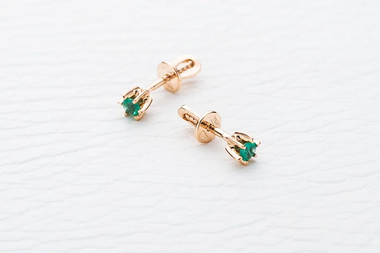 Серьги-пусеты из красного золота с 2 изумрудами