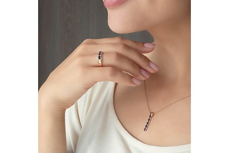 Кольцо из красного золота с 7 фианитами