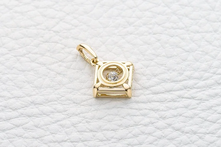Подвеска Квадрат из жёлтого золота с фианитом