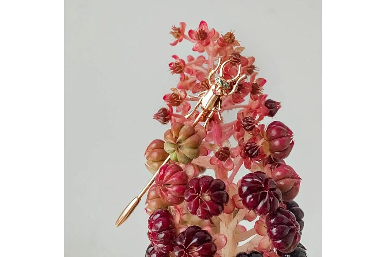 Брошь Жук из красного золота с 3 фианитами