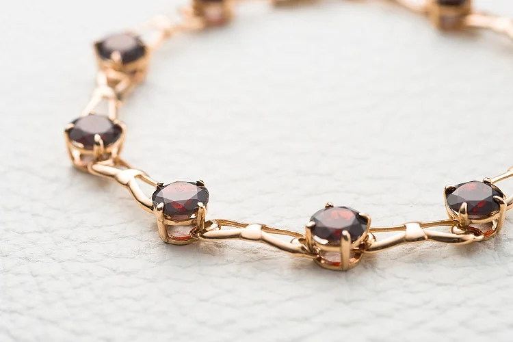 Браслет Дорожка из красного золота с 8 гранатами