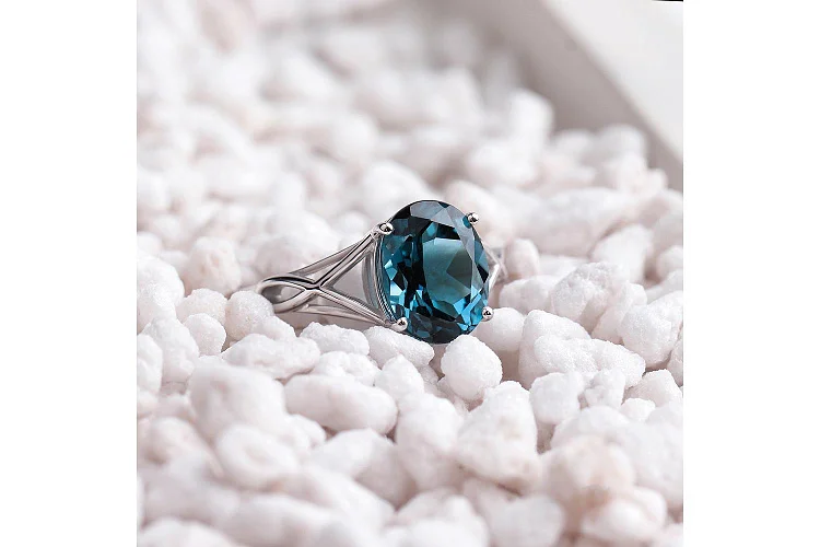 Кольцо из белого золота с кварцем