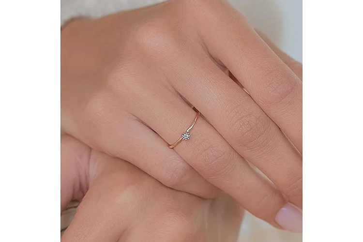 Кольцо из красного золота с бриллиантом