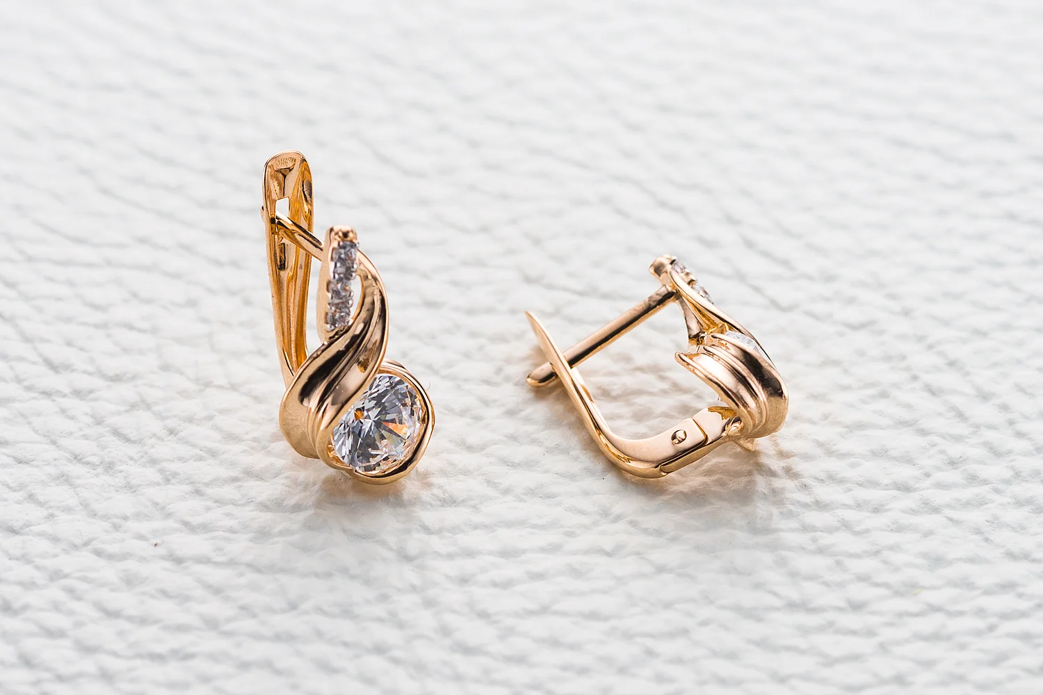 Серьги из красного золота с 8 кристаллами swarovski