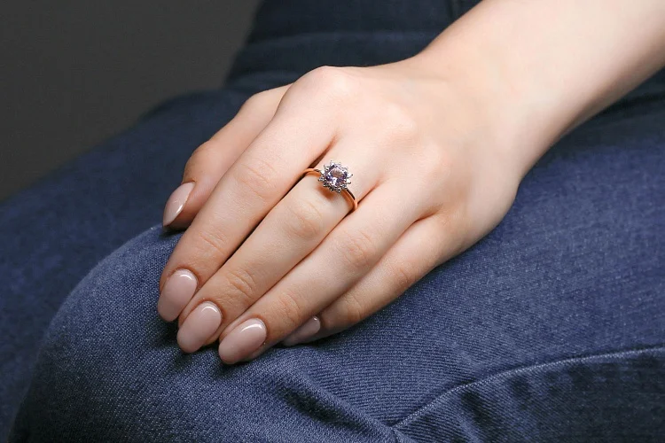 Кольцо из красного золота с аметистом и 12 фианитами