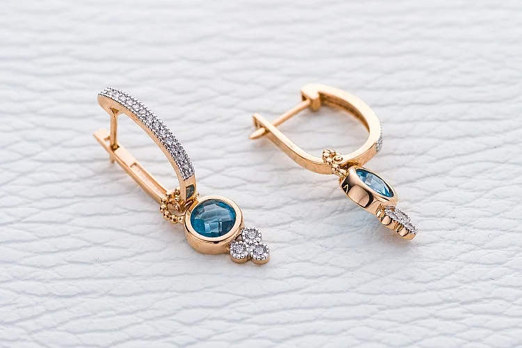 Серьги-трансформеры из красного золота с 2 топазами swiss и 32 фианитами