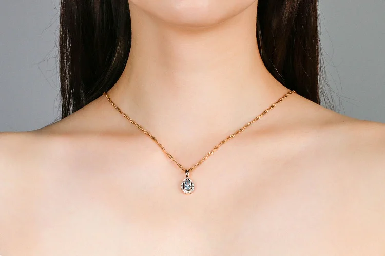 Подвеска из красного золота с топазом sky и 26 фианитами