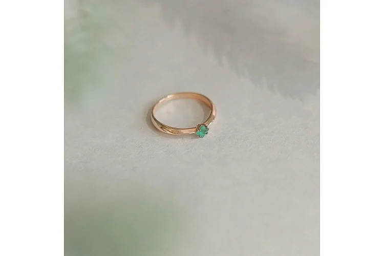 Кольцо из красного золота с изумрудом