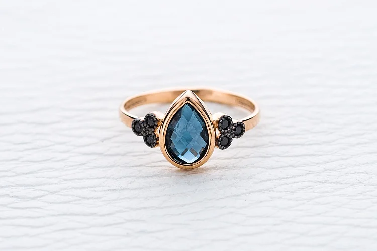 Кольцо из красного золота с топазом лондон и 6 фианитами