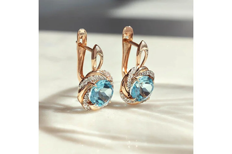 Серьги из красного золота с 2 топазами sky и 32 фианитами