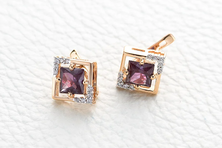 Серьги Квадраты из красного золота с 2 александритами и 20 фианитами