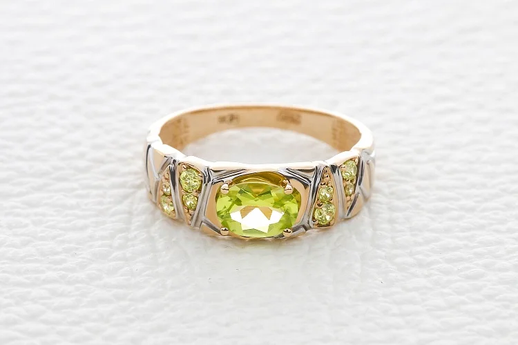 Кольцо из красного золота с хризолитом и 8 фианитами