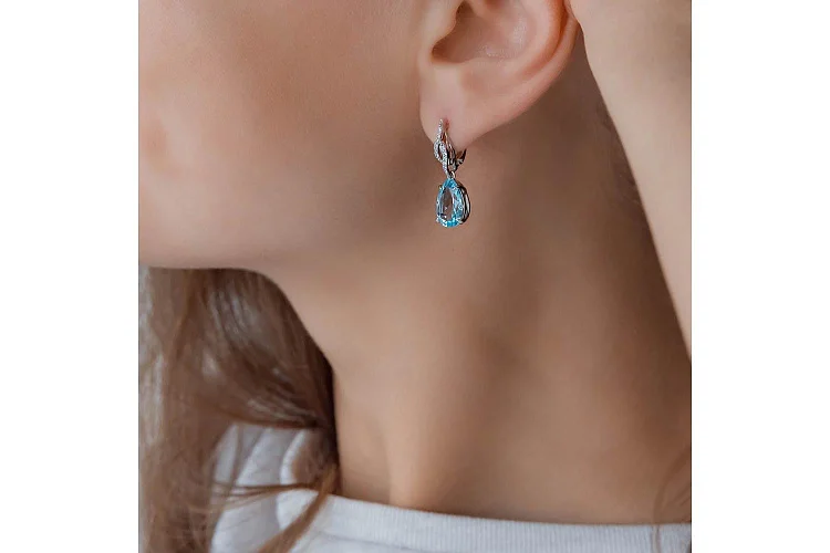 Серьги из белого золота с 2 топазами sky и 24 фианитами