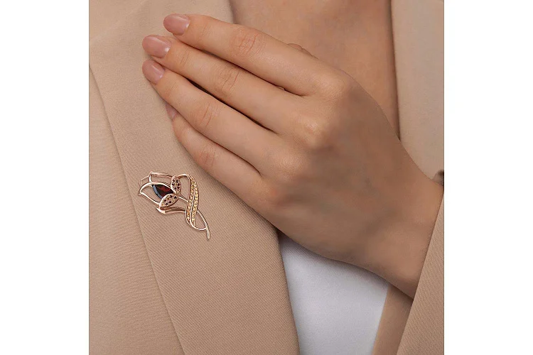 Брошь Цветок из красного золота с 12 гранатами и 29 цитринами