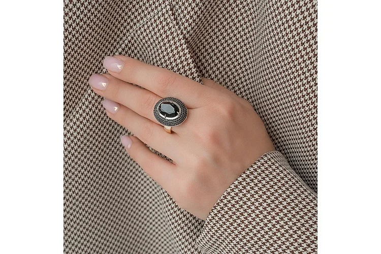 Кольцо из жёлтого золота с агатом и 184 фианитами