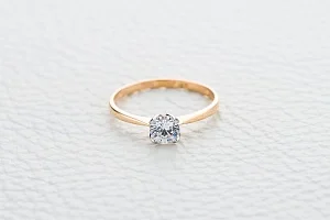 Кольцо из красного золота с кристаллом swarovski