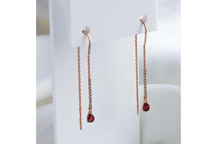 Серьги-продёвки Дорожки из красного золота с 2 гранатами и 20 фианитами